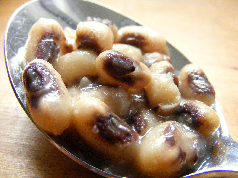 Spoonful of Blackeyed Peas_ForkFingersChopsticks.com